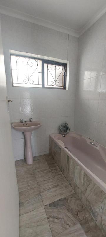 To Let 3 Bedroom Property for Rent in Grassy Park Western Cape